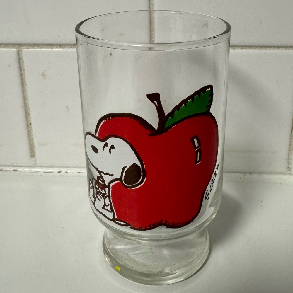 Snoopy 4" Apple Glass